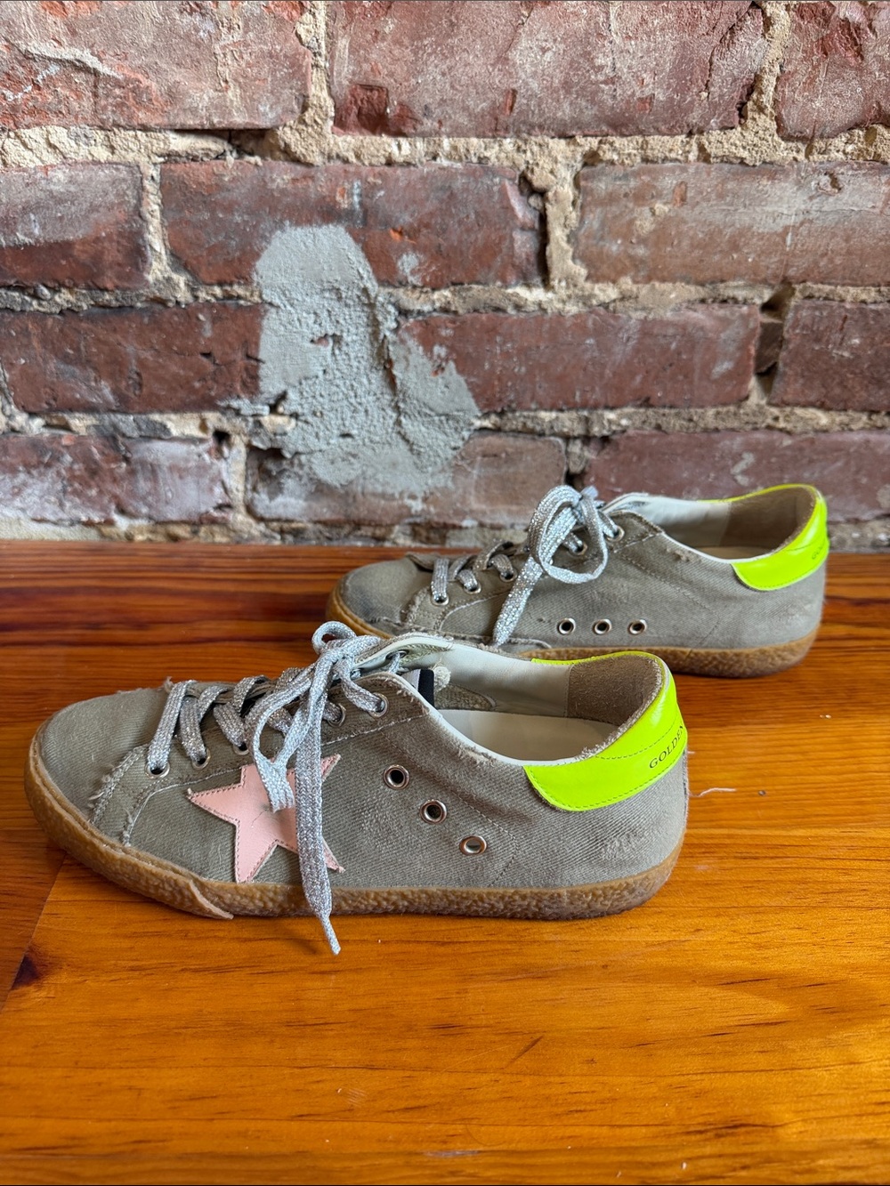 Golden Goose Women’s 39 Gray Canvas Sneakers with Neon Yellow Heel and Pink Star - Picture 5 of 9
